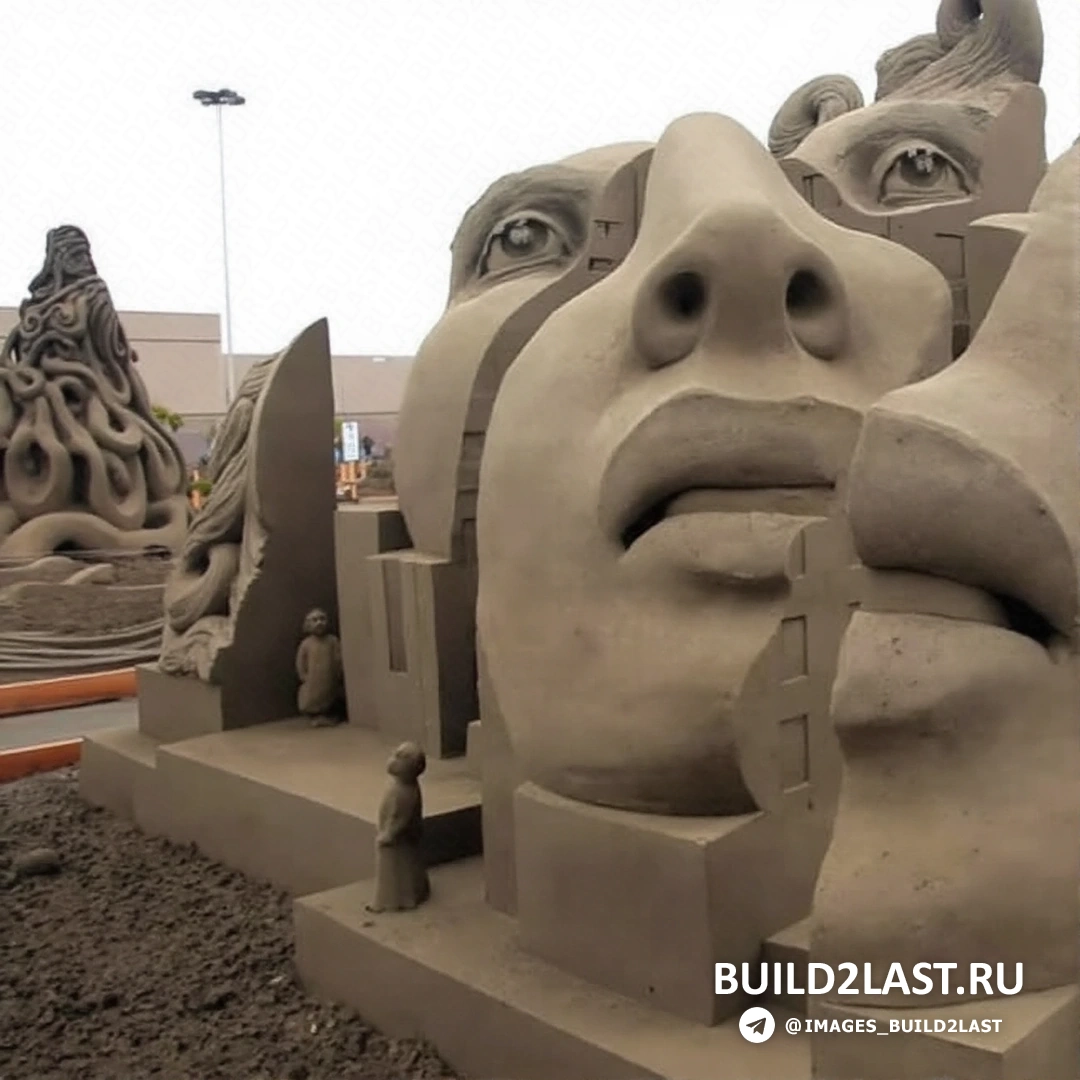 Сказочная скульптура из песка в бежевых тонах